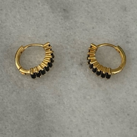 Gold Blck Crystal Chunky Huggie Hoop Earrings 

Brand New - Picture 4 of 5